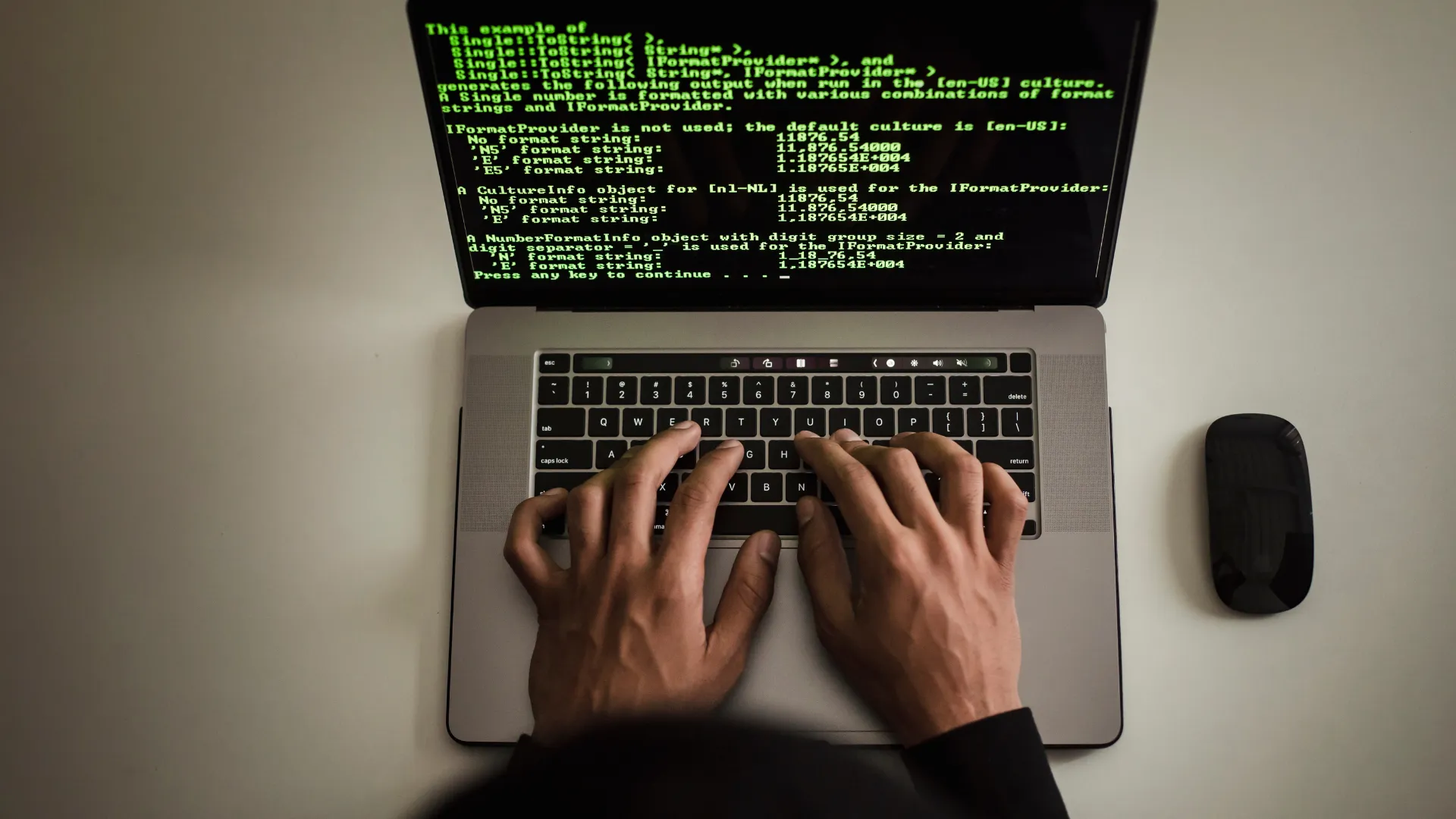 Fondo de desarrollo web con código en una laptop